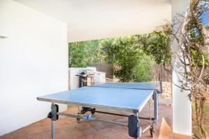 a ping pong table in the middle of a patio at Villa Es Cantò in Cacla D'or