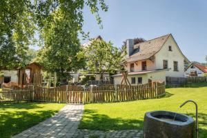 a fence in a yard next to a house at Ferienhaus Am Sedelbach in Deggenhausertal