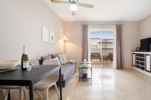 a living room with a couch and a table at Casa Weimar in Costa Calma
