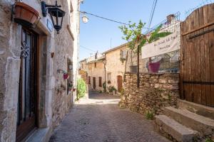 an alley in an old town with stone buildings at Maison dans Village médiéval in Olargues