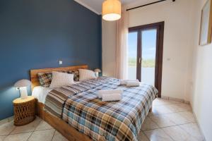 a bedroom with a bed with a blue wall at Breathing Apartment in Virós