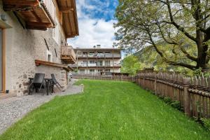 a yard with green grass next to a building at Wellness Chalet Samer in Sarntal