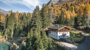 an aerial view of a house on a mountain at Tannhäuser Mountain Chalet in Predoi