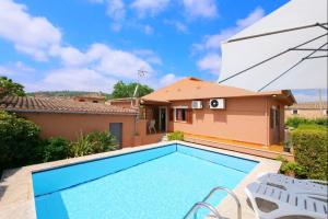 ein Swimmingpool vor einem Haus in der Unterkunft Es Viola in Santa Eugènia