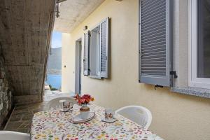 a table with a vase of flowers on top at Casa Andrea in Gera Lario +16 photos