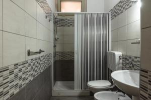 a bathroom with a shower and a toilet and a sink at Appartamento D - Le Terrazze in Ribera +21 photos