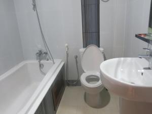七岩的住宿－七岩SP公園酒店，白色的浴室设有卫生间和水槽。