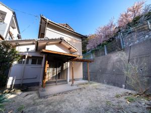 a small house with a gate and a fence at 小豆島宿いたち in Tonosho