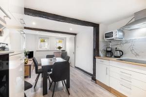 a kitchen and dining room with a table in a room at Ferienhaus Feußner in Lauterbach