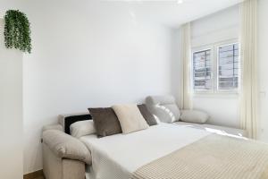a living room with a couch and a bed at Apartamento Calderon in Barbate