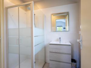a bathroom with a sink and a shower at Ti Ma Zud Bihan in Pleumeur-Bodou +16 photos
