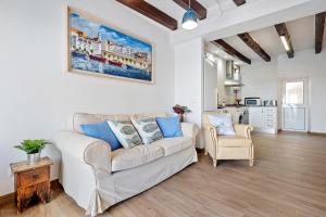 a living room with a couch and two chairs at Loft Jb in L'Ametlla de Mar