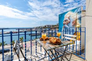a table on a balcony with a view of the water at Loft Jb in L'Ametlla de Mar
