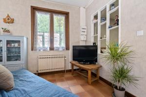 a living room with a tv on a table at studio maupas in Vienne