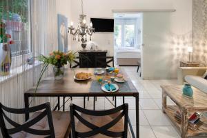 a living room with a table with food on it at Ferienwohnung an der Dönche in Kassel