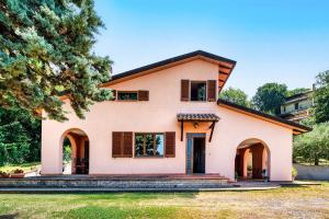 a pink house with a black roof at Villa Del Riccio in Magione