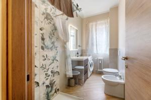 a bathroom with a toilet and a sink at Casa Làrisa Lago Maggiore in Laveno-Mombello