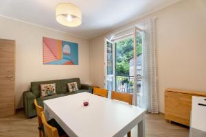 a living room with a table and a couch at Casa Làrisa Lago Maggiore in Laveno-Mombello