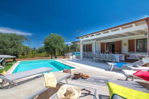 a villa with a swimming pool and a patio at Villa Olivetta con piscina in Alghero
