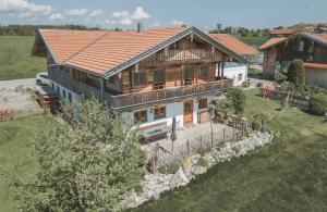 an overhead view of a house with a fence at Ferienhaus Kaiser in Aßling