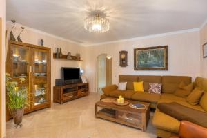 a living room with a couch and a tv at Ferienwohnung Roswitha am Park in Bad Orb