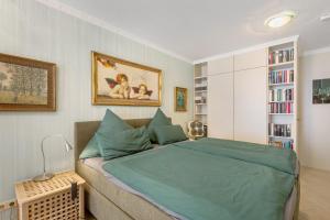 a bedroom with a green bed and a couch at Ferienwohnung Roswitha am Park in Bad Orb