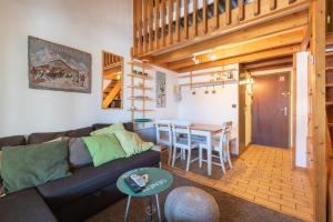 a living room with a couch and a table at Appartement 6 pers Piau Engaly in Aragnouet