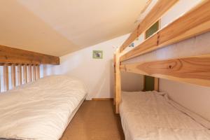 a bedroom with two bunk beds in a room at Appartement 6 pers Piau Engaly in Aragnouet
