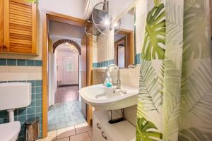 a bathroom with a sink and a toilet at Ferienwohnung Caspersen in Viöl +24 photos