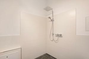 a bathroom with white walls and a shower at Ferienwohnung Müncheberg 2 in Müncheberg +17 photos