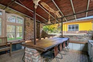 an outdoor dining area with a table and chairs at Ferienwohnung Müncheberg 2 in Müncheberg