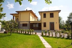 a house with a garden in front of it at Papà Giuseppe Il Fienile in Cortona