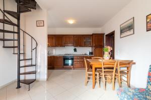 a kitchen and dining room with a table and chairs at Papà Giuseppe Il Fienile in Cortona