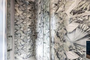 a room with a wall covered in floral wallpaper at Salema Beach House in Salema +22 photos