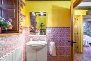 a bathroom with a sink and a mirror at Apartamento Juntana 1 in Villacarriedo +20 photos