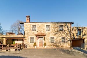 a large stone building with a door on the front at Apartamento Juntana 1 in Villacarriedo