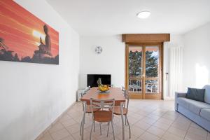 a living room with a table and chairs and a couch at Casa Lierna in Lierna