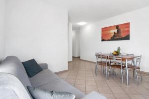 a living room with a couch and a table at Casa Lierna in Lierna