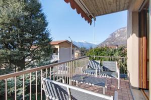 a balcony with two chairs and a view of the mountains at Casa Lierna in Lierna