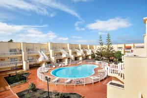 a large courtyard with a swimming pool in a building at Sol y Mar Caleta de Fuste in Caleta De Fuste