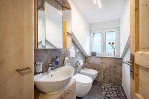 a bathroom with a sink and a toilet at Ferienwohnung Familie Süttner in Nagel +21 photos