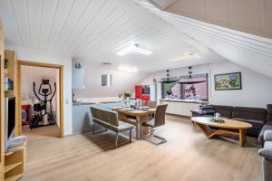 a living room with a couch and a table at Ferienwohnung Familie Süttner in Nagel
