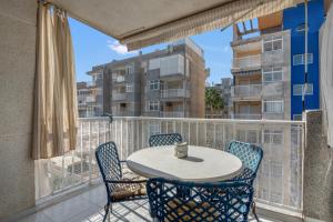 a balcony with a table and chairs on a balcony at Apartamento en playa de Daimús in Daimuz