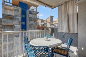 a patio with a table and chairs on a balcony at Apartamento en playa de Daimús in Daimuz
