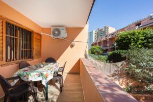 a table and chairs on the balcony of a building at Adosado Mareny Blau in Mareny Blau