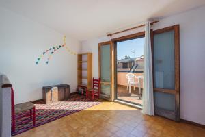 a living room with a door open to a balcony at Adosado Mareny Blau in Mareny Blau +21 photos