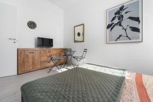 a bedroom with a bed and a tv and a desk at Appartamento Matteo in Pula