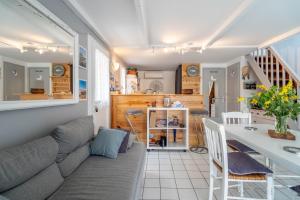 a living room with a couch and a table at Maison 38m2 proche de la mer in Gruissan