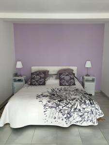 a bedroom with a large white bed with pillows at Chambre Chanteloup in Mont-Dol