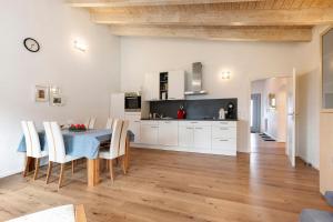 eine Küche und ein Esszimmer mit Tisch und Stühlen in der Unterkunft Rosensteinferien in Heubach